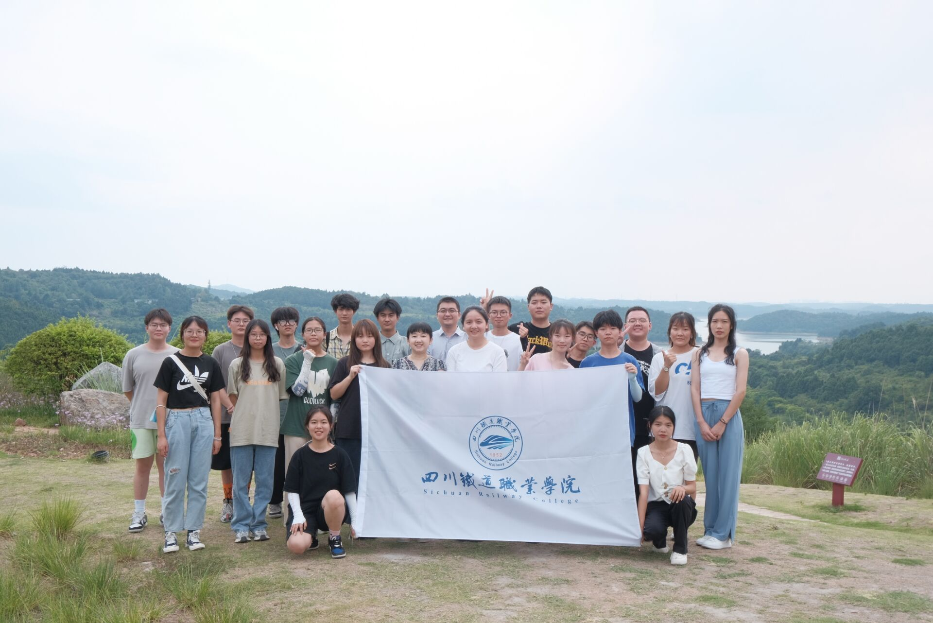 beat365官网师生前往绵阳参加省级学科竞赛实地调研4.png