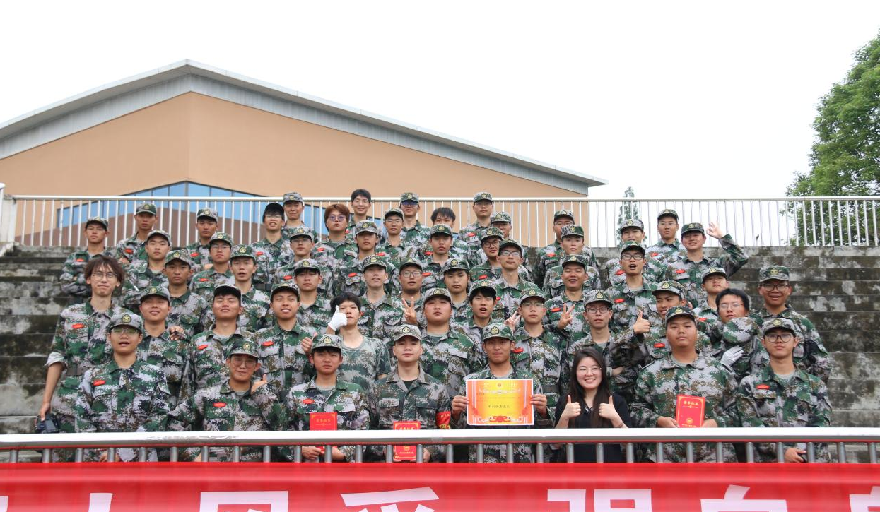 机车车辆学院顺利完成2022级新生军训5.png