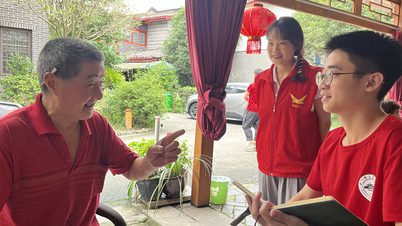 团队成员向村民宣传习近平总书记关于乡村振兴的重要论述 beat365英国官网网站黄超供图.jpg